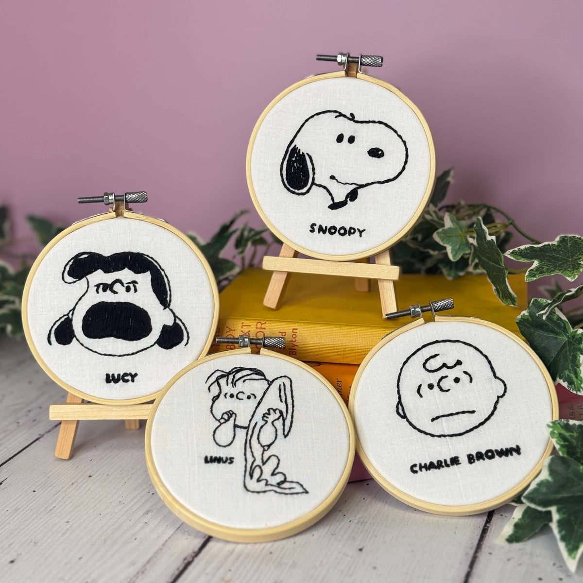 Peanuts: Snoopy - Mini Embroidery Kit